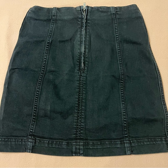 Like new* mini skirt - Picture 2 of 8